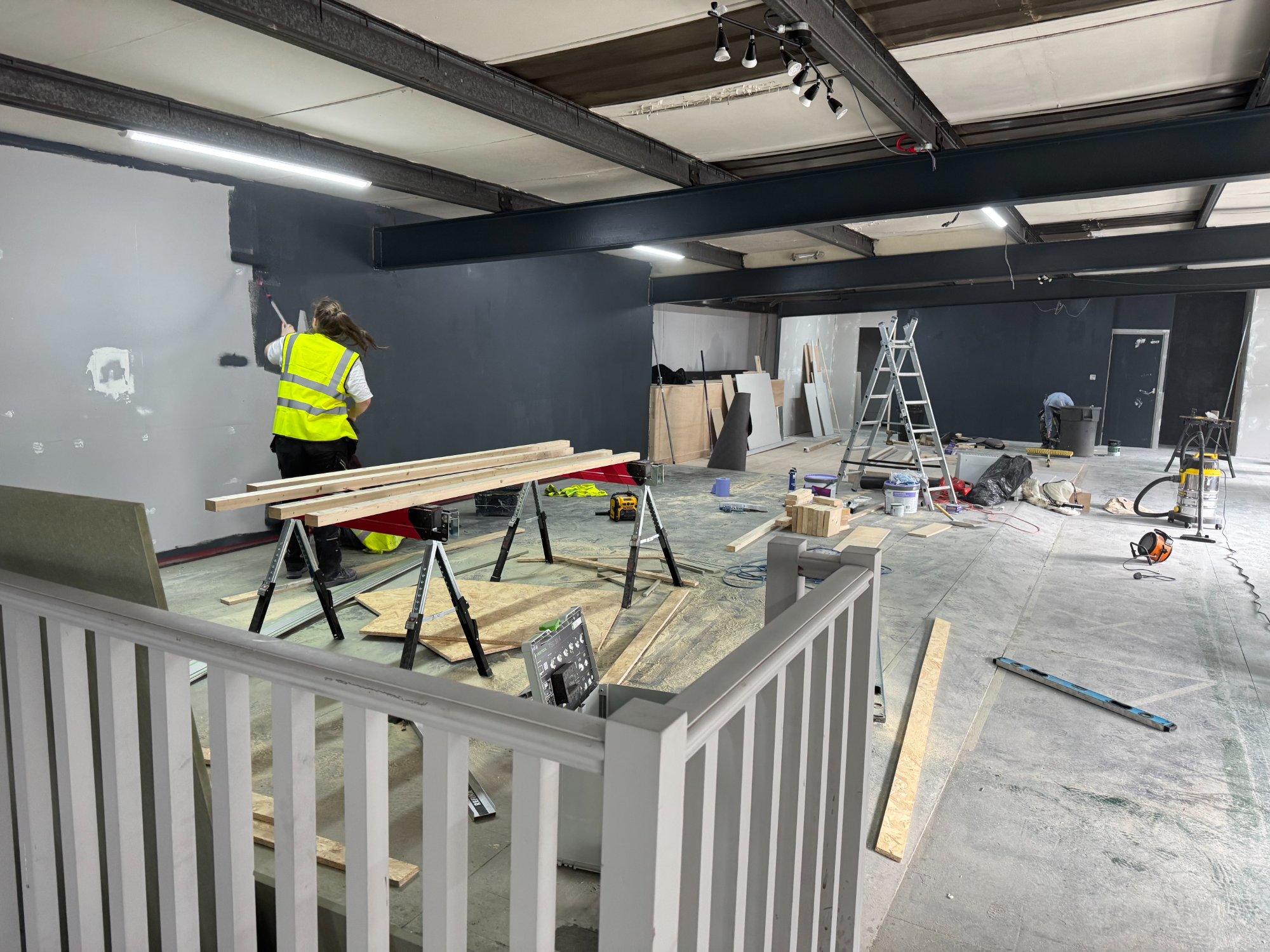 Mezzanine structure with balustrade